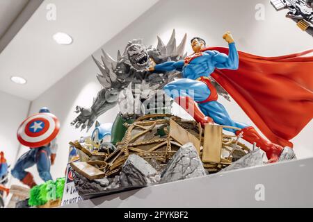 17 janvier 2023, Dubaï, Émirats arabes Unis : Fighting Superman et autres super-héros sur le plateau du magasin de BD Banque D'Images