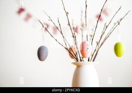 Décoration de Pâques avec un bouquet de branches de saule et des œufs de couleur. Joyeuses Pâques et le printemps. Banque D'Images