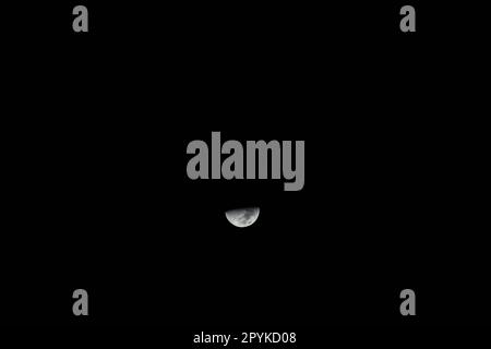 La lune dans le ciel espagnol, province d'Alicante, Costa Blanca, Espagne Banque D'Images