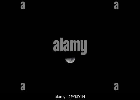 La lune dans le ciel espagnol, province d'Alicante, Costa Blanca, Espagne Banque D'Images