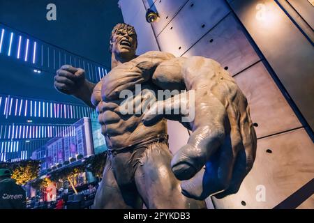 17 janvier 2023, Dubaï, Émirats arabes Unis : Furious Hulk Sculpture à l'entrée du Comics Store Banque D'Images