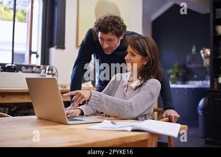 Documents de financement mariés, de couple et à domicile, investissement dans le budget ou l'épargne ou banque en ligne, factures et compte de chèques. Les gens, heureux et de l'argent Banque D'Images