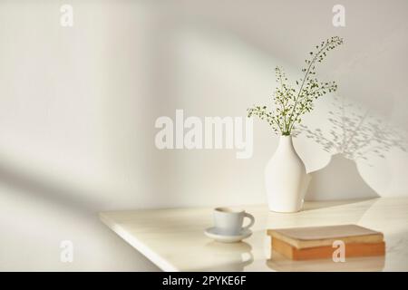 Vases et objets sur la table dans une pièce chaude avec lumière du soleil entrant Banque D'Images