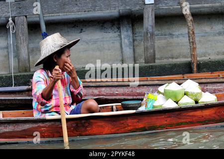 Marchands et vendeurs d'aliments opérant à partir de leurs bateaux sur le marché flottant d'Amphawa en Thaïlande. Banque D'Images