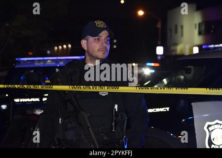 Un agent de police de Newark sécurise la scène du crime avec un long fusil. Quatre personnes, dont un enfant, ont été abattus mercredi soir à Newark, dans le New Jersey, à 3 mai 2023. L'enfant a été déclaré mort après avoir été abattu. Un adulte est également mort. Le suspect a été signalé abattu par la police. Le bureau des procureurs du comté d'Essex et le bureau du procureur général du New Jersey enquêtent sur la fusillade. La fusillade s'est produite sur Johnson Avenue et la scène du crime comprend également les secteurs d'Elizabeth Avenue et Watson Avenue. Aucune information n'a été immédiatement disponible auprès du procureur général du New Jersey Banque D'Images