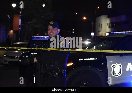 Un agent de police de Newark sécurise la scène du crime avec un long fusil. Quatre personnes, dont un enfant, ont été abattus mercredi soir à Newark, dans le New Jersey, à 3 mai 2023. L'enfant a été déclaré mort après avoir été abattu. Un adulte est également mort. Le suspect a été signalé abattu par la police. Le bureau des procureurs du comté d'Essex et le bureau du procureur général du New Jersey enquêtent sur la fusillade. La fusillade s'est produite sur Johnson Avenue et la scène du crime comprend également les secteurs d'Elizabeth Avenue et Watson Avenue. Aucune information n'a été immédiatement disponible auprès du procureur général du New Jersey Banque D'Images