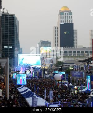 Bangkok, Thaïlande. Big courbé assister à une représentation de foie par le centre commercial Central World sur la route Ratchadamri pendant le festival Songkran. Banque D'Images