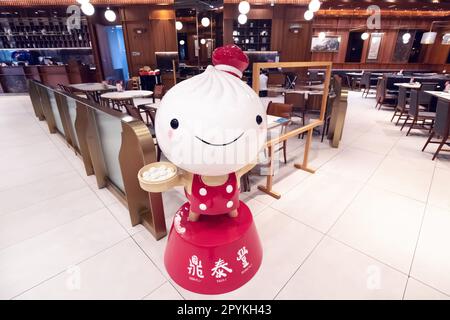 18 janvier 2023, Dubaï, Émirats arabes Unis : intérieur du restaurant DIN Tai Fung avec figurine de bienvenue Banque D'Images