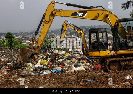 Bandung, Java-Ouest, Indonésie. 4th mai 2023. Les opérateurs d'équipement lourd nivelent une pile de déchets à Bandung. Les grandes villes indonésiennes ont vu leur volume de déchets augmenter après les vacances d'Eid al-Fitr en 2023. À Bandung, le volume de déchets a augmenté à 724 tonnes, a déclaré le chef du service de l'environnement et de l'hygiène de la ville de Bandung (Credit image: © Algi Febri Sugita/ZUMA Press Wire) USAGE ÉDITORIAL SEULEMENT! Non destiné À un usage commercial ! Banque D'Images