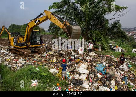 Bandung, Java-Ouest, Indonésie. 4th mai 2023. Les opérateurs d'équipement lourd nivelent une pile de déchets à Bandung. Les grandes villes indonésiennes ont vu leur volume de déchets augmenter après les vacances d'Eid al-Fitr en 2023. À Bandung, le volume de déchets a augmenté à 724 tonnes, a déclaré le chef du service de l'environnement et de l'hygiène de la ville de Bandung (Credit image: © Algi Febri Sugita/ZUMA Press Wire) USAGE ÉDITORIAL SEULEMENT! Non destiné À un usage commercial ! Banque D'Images