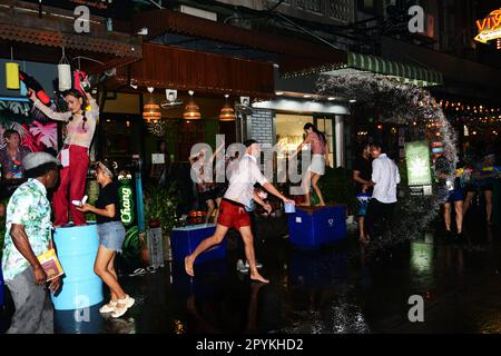 Célébrez Songkran (nouvel an thaïlandais) par les bars sur soi 8 de la route de Sukhumvit à Bangkok, en Thaïlande. Banque D'Images