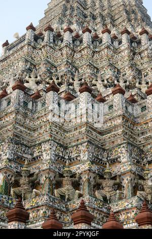 Figures mythiques décorant les tours de pagode à Wat Arun ( Temple de l'Aube ) à Bangkok, Thaïlande. Banque D'Images