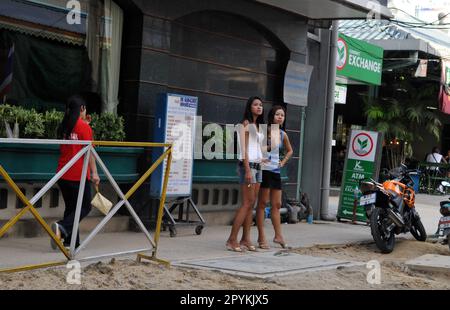 Jeunes femmes thaïlandaises sur soi 7, Sukhumvit Road, Bangkok, Thaïlande. Banque D'Images