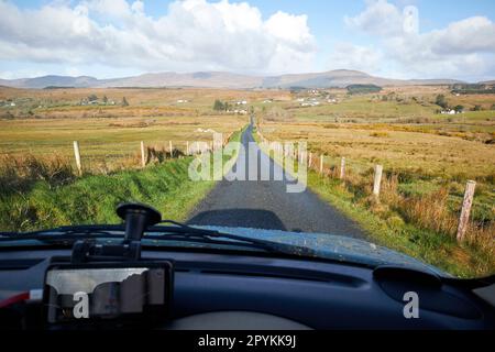 utiliser le système de navigation par satellite pour conduire la route moins fréquentée dans le comté rural de donegal république d'irlande Banque D'Images