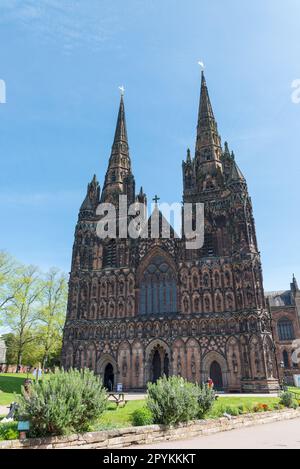 La cathédrale de Lichfield est la seule cathédrale médiévale à trois branches du Royaume-Uni. Il a été achevé en 1340 dans un style gothique. Banque D'Images