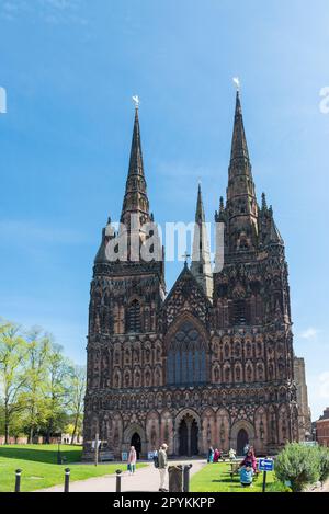 La cathédrale de Lichfield est la seule cathédrale médiévale à trois branches du Royaume-Uni. Il a été achevé en 1340 dans un style gothique. Banque D'Images