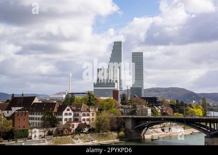 Paysage urbain avec les tours de la Vieille ville et Roche Bâtiment 1 et Bâtiment 2 gratte-ciel conçu par la firme d'architecture Herzog et de Meuron, Bâle, Suissel Banque D'Images