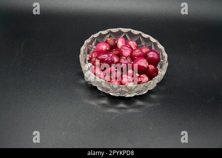 Syzygium smithii communément connu sous le nom de baies Lilly Pilly dans un bol en cristal Banque D'Images