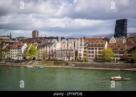 Vieille ville le long du Rhin et gratte-ciel moderne au-delà, Bâle, Suisse Banque D'Images