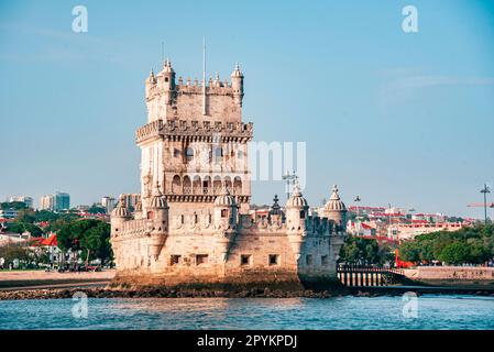 Vue sur la tour Belem sur la rive du Tejo à Lisbonne depuis l'eau - Portugal Banque D'Images