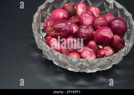 Gros plan des baies de Lilly Pilly dans un bol en cristal Banque D'Images