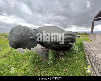 Berbuki, Géorgie. 03rd mai 2023. Le monument du dictateur soviétique Josef Staline, qui a été démoli dans la ville géorgienne de Gori en 2010, se trouve sur un terrain qui n'est pas ouvert au public. Jusqu'à présent, la ville natale de Gori n'a pas décidé quoi faire de la statue. Cette année a marqué le 70th anniversaire de la mort de Staline. Staline, né Iosif Dzhugashvili à Gori en 1878, meurt sur 5 mars. Crédit : Ulf Mauder/dpa/Alay Live News Banque D'Images