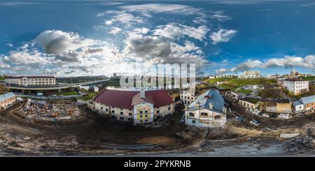 Vue panoramique à 360° de vue aérienne full hdri sans couture sphérique 360 panorama sur le site de construction de l'ancien bâtiment médiéval abandonné près du pont en traversant la rivière en équirectan