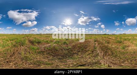 Vue panoramique à 360° de vue panoramique 360 hdri transparente sur le terrain agricole avec soleil et nuages en projection sphérique équirectangulaire, prête à être utilisée comme remplacement du ciel