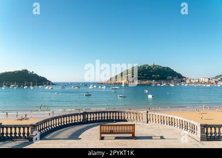 SAN SEBASTIAN, Espagne juillet 08 2022 : vue d'un banc isolé, sur le front de mer à San Sebastian. En arrière-plan se trouve la baie de la Concha Banque D'Images