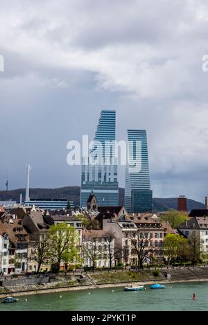 Tours Roche Bâtiment 1 et Bâtiment 2 gratte-ciels conçus par la firme d'architecture Herzog et de Meuron et maisons anciennes le long du Rhin, Bâle, SWI Banque D'Images