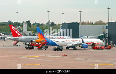 Jet2 avions, G-LSAI et G-HLYF, Jet2holidays - vacances en forfait vous pouvez faire confiance, compagnie de vacances britannique - tarifs bas amicaux Banque D'Images