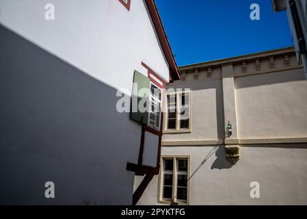 Détail de maisons dans la zone piétonne de la vieille ville avec des rues et une architecture atmosphériques, Bâle, Suisse Banque D'Images