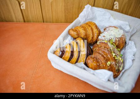 quatre types de croissants dans un panier Banque D'Images