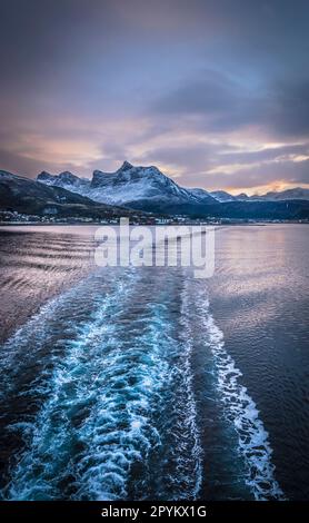 En regardant le réveil à gauche par le navire Hurtigruten MS Polarlys au départ de Nesna, en Norvège. Banque D'Images