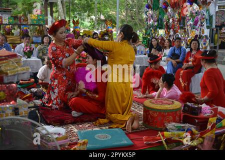 Shaman joue le rôle d'un Dieu effectuant des rituels pour transmettre des messages dans l'événement de culte de la Déesse mère. Vietnam. Asie. hầu đồng. 越南旅游, 베트남 관광, ベトナム観光 Banque D'Images