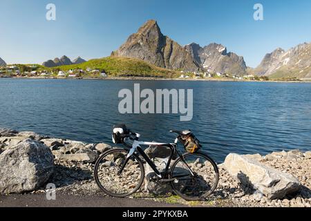 Cyclotourisme dans les îles Lofoten, Norvège. Banque D'Images