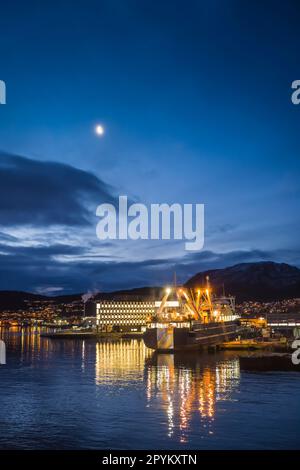 Tôt le matin au chantier de réparation de navires du port de Harstad, en Norvège arctique. Banque D'Images