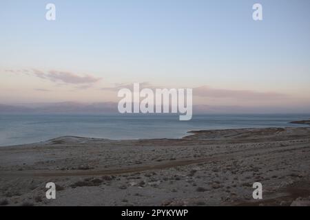 Vestiges de Mineral Beach et des sources chaudes - Mer Morte au coucher du soleil, Israël Banque D'Images