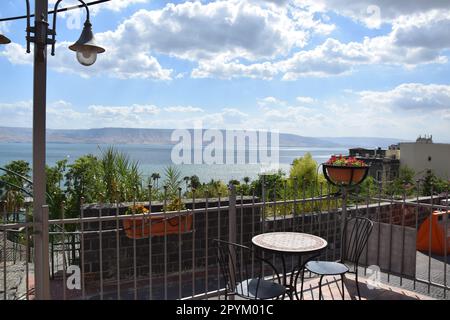 Vue sur la mer de Galilée depuis Villa Alliance près de la plage du Lido à Tibériade, Israël Banque D'Images