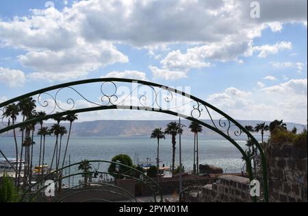 Vue sur la mer de Galilée depuis Villa Alliance près de la plage du Lido à Tibériade, Israël Banque D'Images