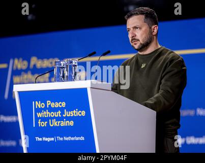 La Haye, pays-Bas. 04th mai 2023. LA HAYE - le président ukrainien Volodymyr Zelensky prononce un discours lors du Forum mondial de la Haye. Le président a voyagé plus souvent à l'étranger ces derniers mois. C'est la première fois qu'il se rend aux pays-Bas. ANP REMKO DE WAAL pays-bas Out - belgique Out Credit: ANP/Alay Live News Banque D'Images