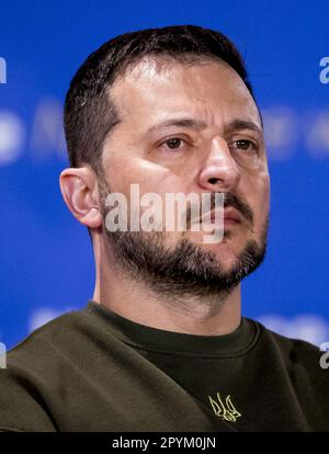 La Haye, pays-Bas. 04th mai 2023. LA HAYE - le président ukrainien Volodymyr Zelensky prononce un discours lors du Forum mondial de la Haye. Le président a voyagé plus souvent à l'étranger ces derniers mois. C'est la première fois qu'il se rend aux pays-Bas. ANP REMKO DE WAAL pays-bas Out - belgique Out Credit: ANP/Alay Live News Banque D'Images