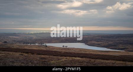 Vue vers le réservoir de Waskerley dans les Pennines du Nord. Moors. Jour nuageux avec taches de soleil. Banque D'Images