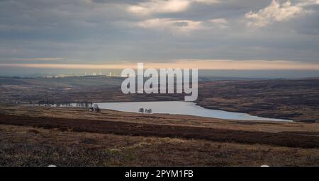 Vue vers le réservoir de Waskerley dans les Pennines du Nord. Moors. Jour nuageux avec taches de soleil. Banque D'Images