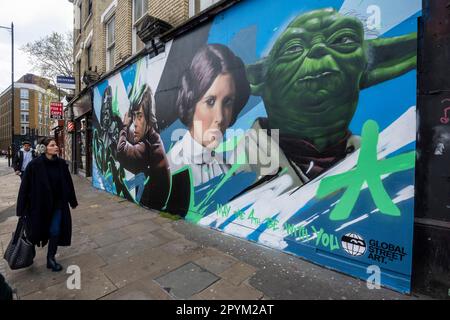 Londres, Royaume-Uni. 4 mai 2023. Les gens de Shoreditch passent devant une fresque inspirée de Star Wars récemment dévoilée, peinte par l'artiste de rue Nacho Welles sur ce qui est devenu connu sous le nom de ‘Star Wars Day’. Les fans de Star Wars ont remarqué que la première partie de l'expression du film « May the Force be with You » ressemble à « May the Fourth », de sorte que 4 mai est devenu le choix évident pour célébrer la franchise. Credit: Stephen Chung / Alamy Live News Banque D'Images