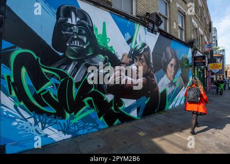 Londres, Royaume-Uni. 4 mai 2023. Les gens de Shoreditch passent devant une fresque inspirée de Star Wars récemment dévoilée, peinte par l'artiste de rue Nacho Welles sur ce qui est devenu connu sous le nom de ‘Star Wars Day’. Les fans de Star Wars ont remarqué que la première partie de l'expression du film « May the Force be with You » ressemble à « May the Fourth », de sorte que 4 mai est devenu le choix évident pour célébrer la franchise. Credit: Stephen Chung / Alamy Live News Banque D'Images