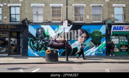 Londres, Royaume-Uni. 4 mai 2023. Les gens de Shoreditch passent devant une fresque inspirée de Star Wars récemment dévoilée, peinte par l'artiste de rue Nacho Welles sur ce qui est devenu connu sous le nom de ‘Star Wars Day’. Les fans de Star Wars ont remarqué que la première partie de l'expression du film « May the Force be with You » ressemble à « May the Fourth », de sorte que 4 mai est devenu le choix évident pour célébrer la franchise. Credit: Stephen Chung / Alamy Live News Banque D'Images