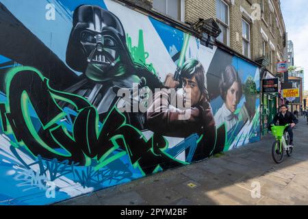 Londres, Royaume-Uni. 4 mai 2023. Les gens de Shoreditch passent devant une fresque inspirée de Star Wars récemment dévoilée, peinte par l'artiste de rue Nacho Welles sur ce qui est devenu connu sous le nom de ‘Star Wars Day’. Les fans de Star Wars ont remarqué que la première partie de l'expression du film « May the Force be with You » ressemble à « May the Fourth », de sorte que 4 mai est devenu le choix évident pour célébrer la franchise. Credit: Stephen Chung / Alamy Live News Banque D'Images