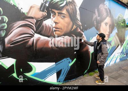 Londres, Royaume-Uni. 4 mai 2023. L'artiste de rue Nacho Welles apporte la touche finale à sa nouvelle fresque inspirée de Star Wars dans Shoreditch sur ce qui est devenu connu sous le nom de ‘Star Wars Day’. Les fans de Star Wars ont remarqué que la première partie de l'expression du film « May the Force be with You » ressemble à « May the Fourth », de sorte que 4 mai est devenu le choix évident pour célébrer la franchise. Credit: Stephen Chung / Alamy Live News Banque D'Images