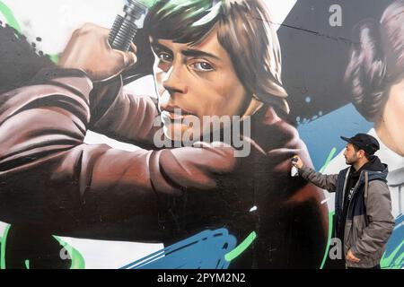 Londres, Royaume-Uni. 4 mai 2023. L'artiste de rue Nacho Welles apporte la touche finale à sa nouvelle fresque inspirée de Star Wars dans Shoreditch sur ce qui est devenu connu sous le nom de ‘Star Wars Day’. Les fans de Star Wars ont remarqué que la première partie de l'expression du film « May the Force be with You » ressemble à « May the Fourth », de sorte que 4 mai est devenu le choix évident pour célébrer la franchise. Credit: Stephen Chung / Alamy Live News Banque D'Images